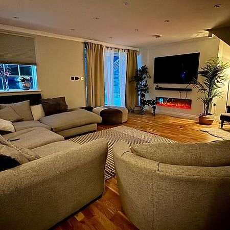 Leverstock Green Entire House With A Large Lounge 빌라 외부 사진