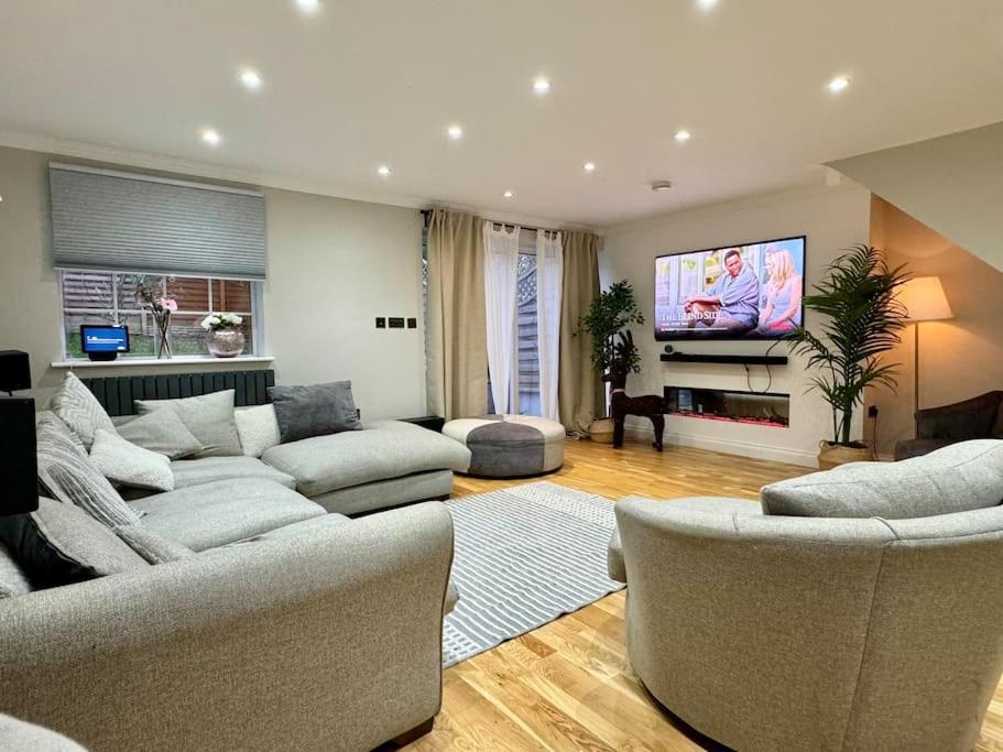 Leverstock Green Entire House With A Large Lounge 빌라 외부 사진