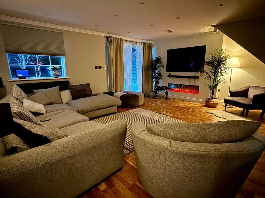 Leverstock Green Entire House With A Large Lounge 빌라 외부 사진